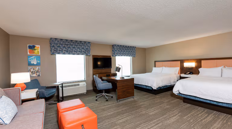 Hampton Inn Marshalltown lobby and reception area